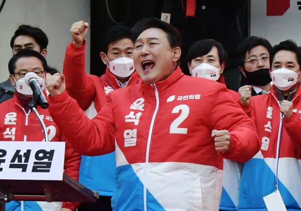 윤석열 2찍 후보 주먹질 좋아하는 모습