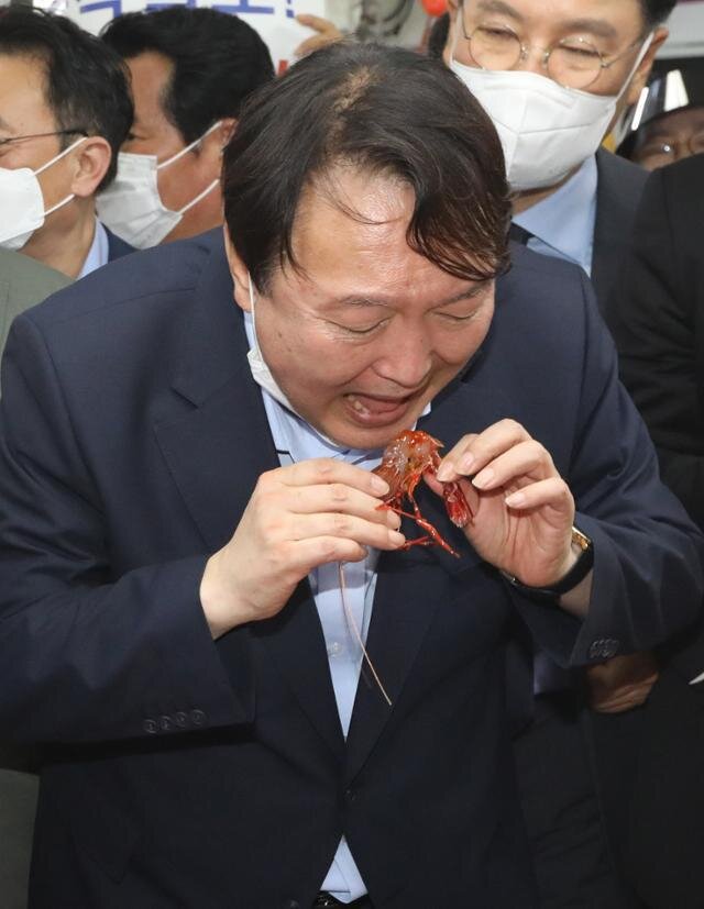 윤석열 새우 먹방