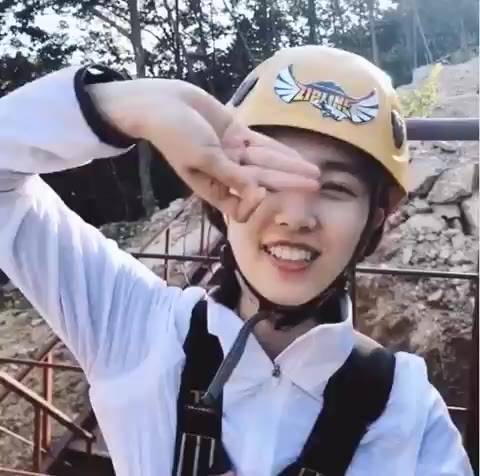 인싸 강지영 알리 델레알리 손동작 손모양 인싸 핵인싸