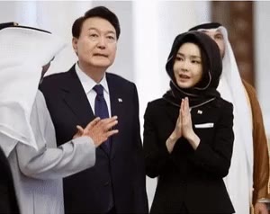 썩열 쥴리 윤석열 김건희 히잡 UAE 순방 감탄 기도 표정