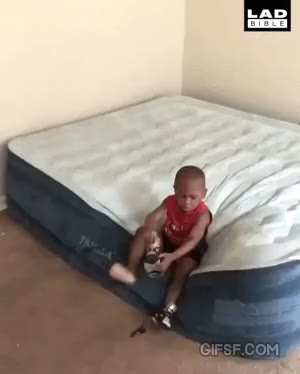 흔한 흑인가정의 일상.gif 흑인가족 장난 침대 매트릭스