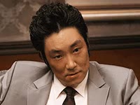 엇쭈? 조진웅 범죄와의전쟁 판호 엇쭈 어쭈 가소로움 비웃음 하찮음 노려봄 쳐다봄