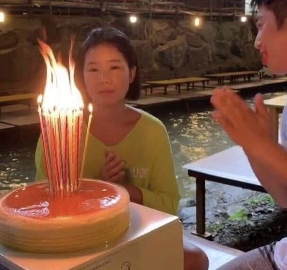 생일축하 생축 표정 맘에안들어 케이크 여자친구 횟불