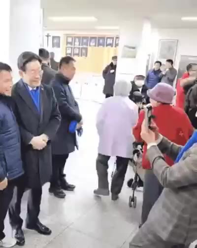설인사 이재명 할머니 악수 유세 선거 파란목도리 당황