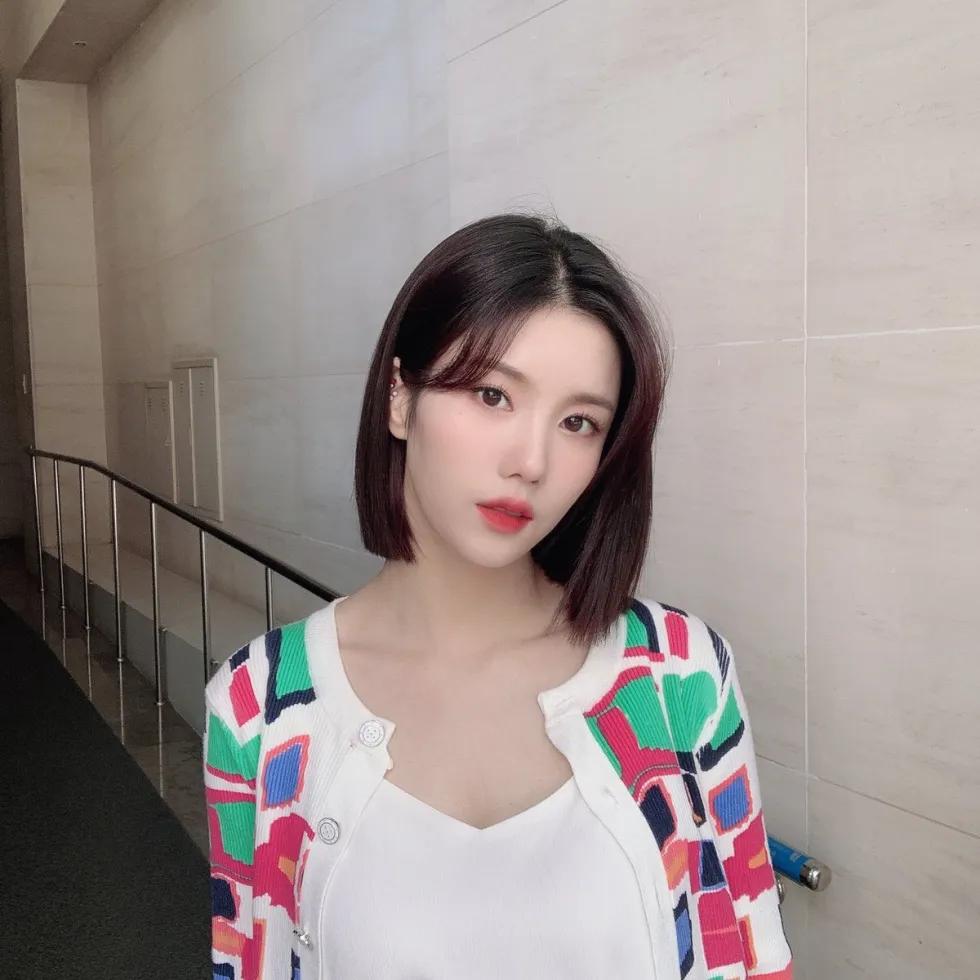 권은비 단발 시크 미모 비주얼 아이돌 셀카 청순 가디건