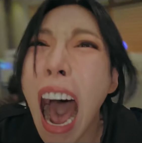분노 소리 으아 여자 입벌리고 소리치는 모습 뜨아 외침 절규