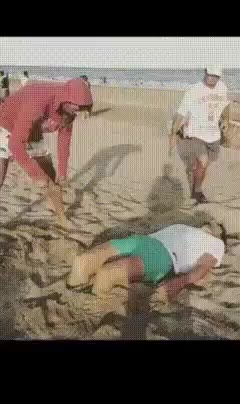 바닷가에서 댄스인형 춤을 춘다
