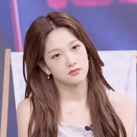 프미나 프로미스나인 이서연 프롬 무표정 한심 한숨 멍