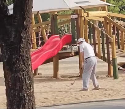 놀이터에서 벙커샷 날린 중년남성 진상 골프 연습 아파트