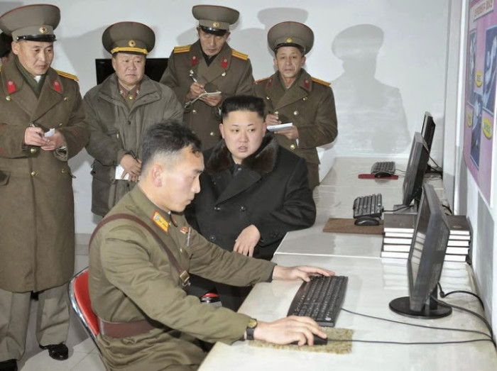 북한 김정은 컴퓨터 지시 군대 키보드 인터넷