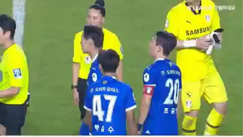 심판 수원삼성 축구 항의 단체 억울 당황 K리그