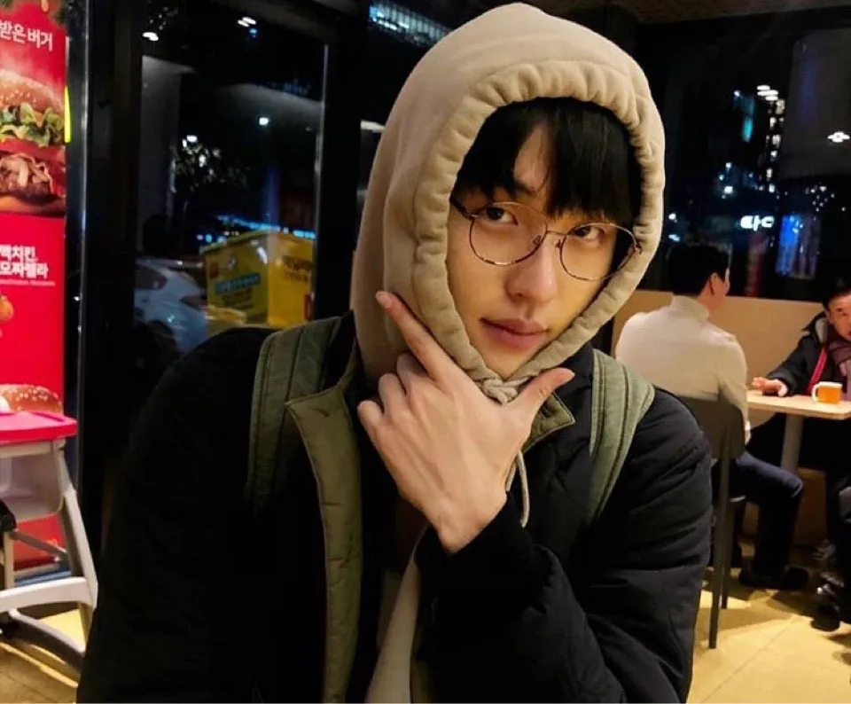 호은님 호은 남친짤 훈남 안경 후드티 롯데리아 일상 데이트 설렘 아이컨택