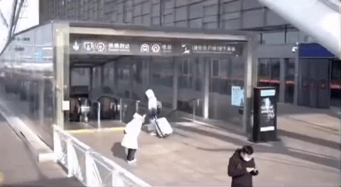 기다림 설렘 지하철 입구 만남 약속 기대 반전 실망 현실