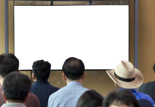 TV 텔레비전 티비 사람들 모여서 뉴스보는 방송 뉴스속보 TV보는 장면
