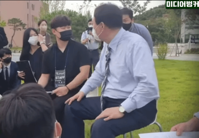 사타구니 이재명 긁기 움짤 가려움 웃긴 짤 레전드 정치인