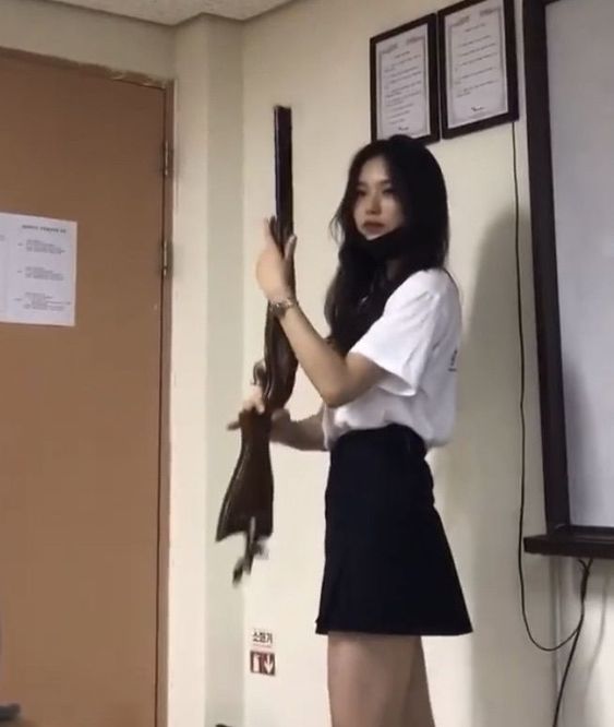 여고생 총 소총 장총 사냥 총 총기 장전 여자 교실