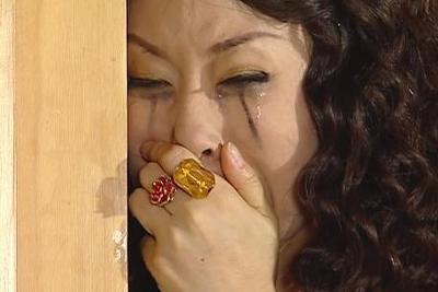 구석에서 웃기게 우는 여자