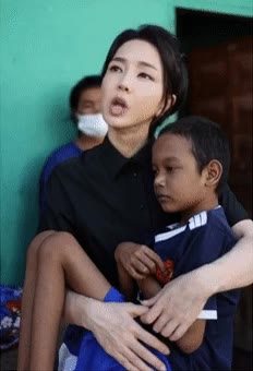 명신이 김건희 캄보디아 오드리 헵번 코스프레 봉사 연출 아이