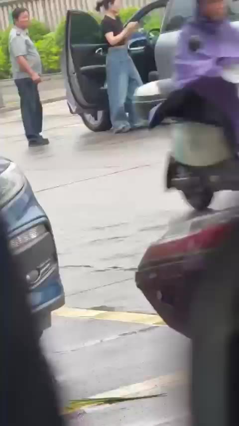 경비아저씨 한심 표정 쳐다봄 황당 어이없음 시선강탈 상황 웃긴짤