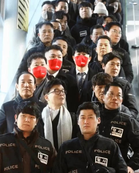 한농운 한동훈 경찰 형사 호위 과잉경호 에스컬레이터 웃음