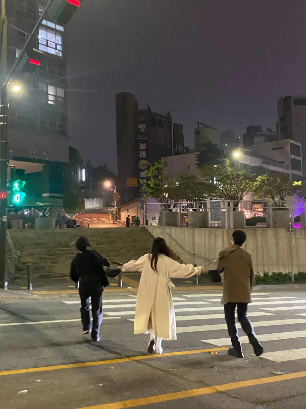 풍차돌리기 횡단보도 신남 광기 술취함 친구 텐션 즐거움