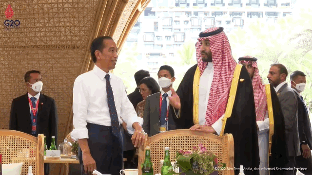 윤석열 G20 정상회담 어색 눈치 방황 쭈뼛쭈뼛 뻘줌 당황 어슬렁