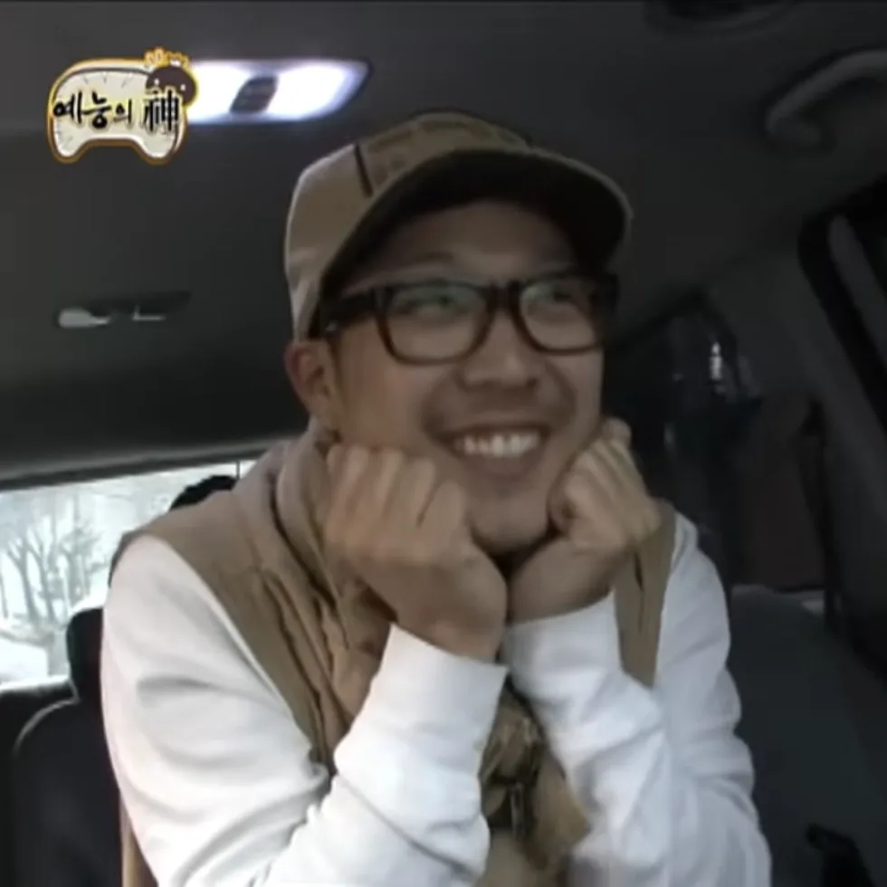 수줍음 미소 웃는 남자