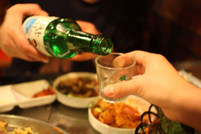 소주 술 술자리 한잔 회식 친구 위로 스트레스 술잔 인생