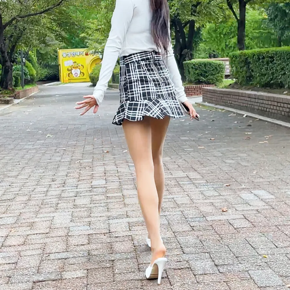 미니스커트 체크 뒷모습 각선미 하이힐 패션 코디 산책 전신