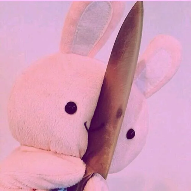칼든 토끼 분홍 인형 협박 살벌 광기 섬뜩 조용히해 무서운