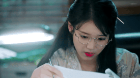 서류 덤짐 짜증 아이유 빡침 화남