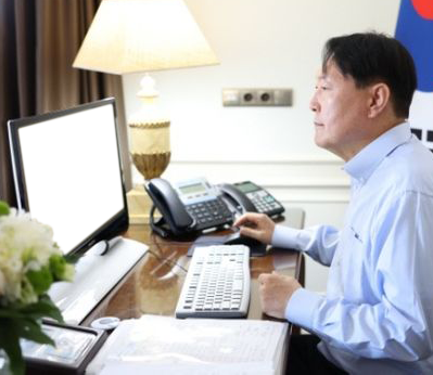 윤석열 모니터 빈모니터 연출 대통령 정치
