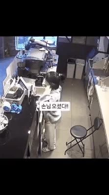 카페 진상: 믹스커피 뜨신물에 좀 태워주이소 [