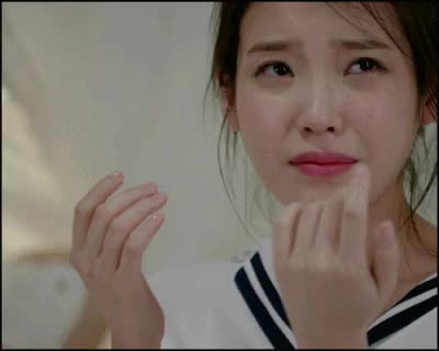 아이유 우는짤 눈물 슬픈