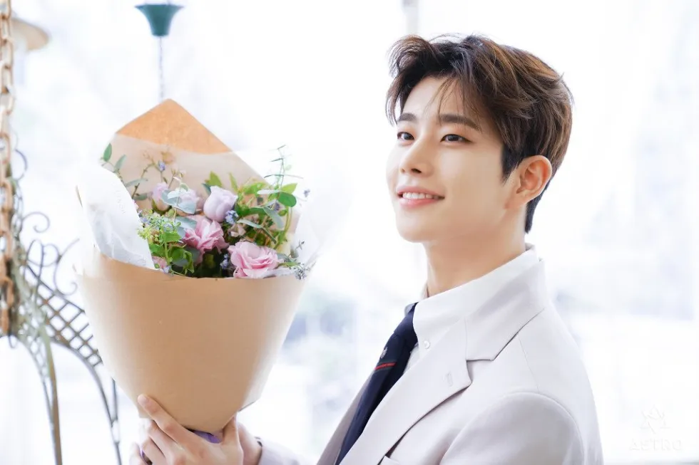 MJ 아스트로 엠제이 김명준 꽃다발 남친짤 고백 설렘 정장 미소