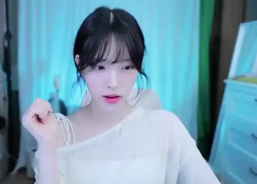 유기롱 치지직 여성 스트리머 방송 영상