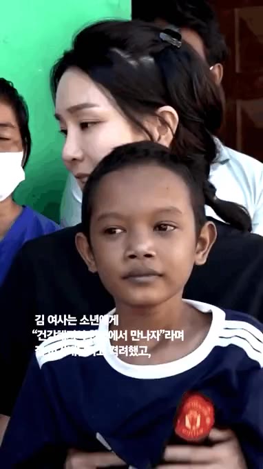 조명2 김건희 캄보디아 조명 논란 오드리헵번 코스프레 빈곤포르노 연출 위로