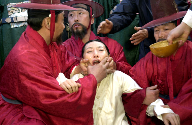 사약 사약을 먹는 장면 입을 강제로 벌리는 짤방 강제로 사약을 먹이는 장면 사약을 내려라 죽어라