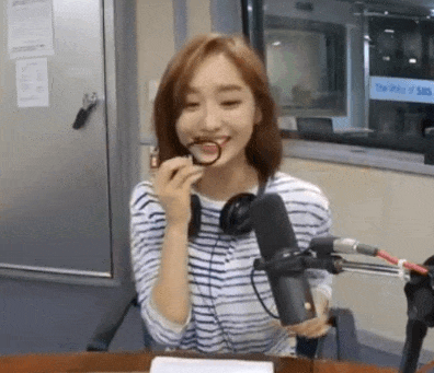 여우짓 윤태진 끼부림 여자 예쁜 쓰러지는 남자 머리 묶기 머리띠 머리끈