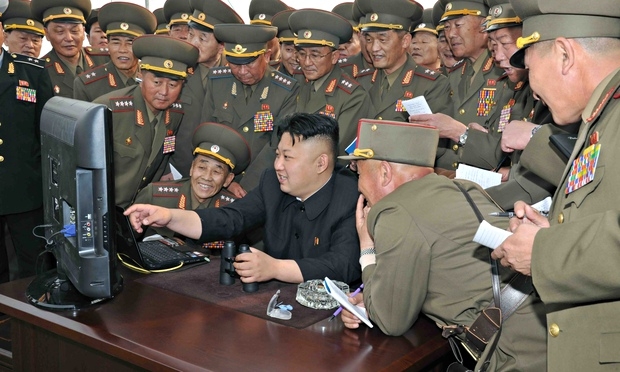 김정은 북한 컴퓨터 이거 보라우 군대 군인 북조선