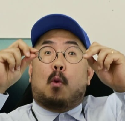태욱 안경 놀람 당황 충격 띠용 실화냐 파란모자 수염