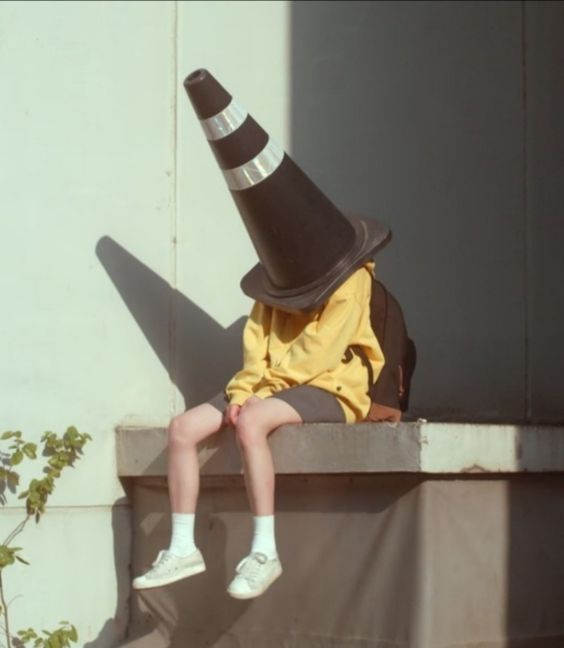인생무상 기분 다운 공사장 꼬깔