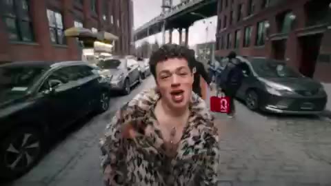 길거리 친구들 웃음 기쁨 행복 환호 꽃다발 편지 리액션