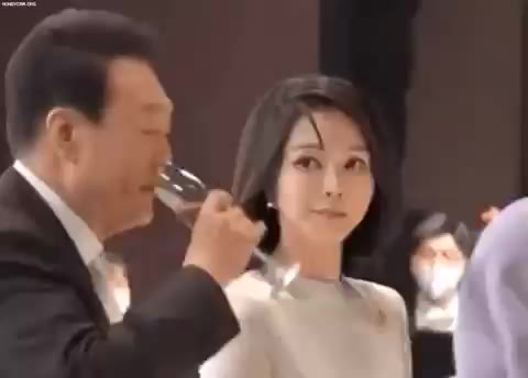 윤석열 김건희 뱉어