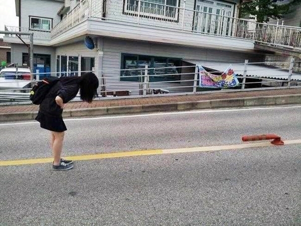 도로 인사 여고생 재미 웃긴 예의 트럭 아스팔트