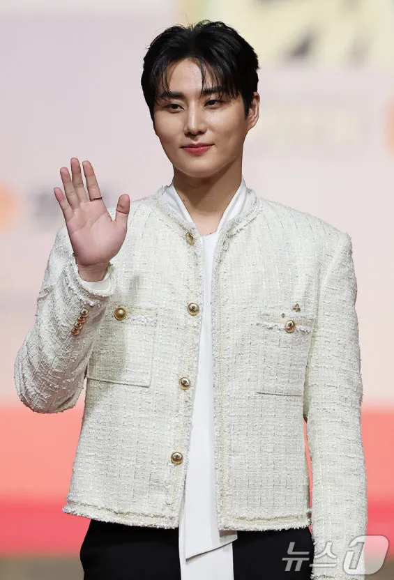 데이식스 영케이 강영현 손인사 미소 반가움 훈훈 남친짤