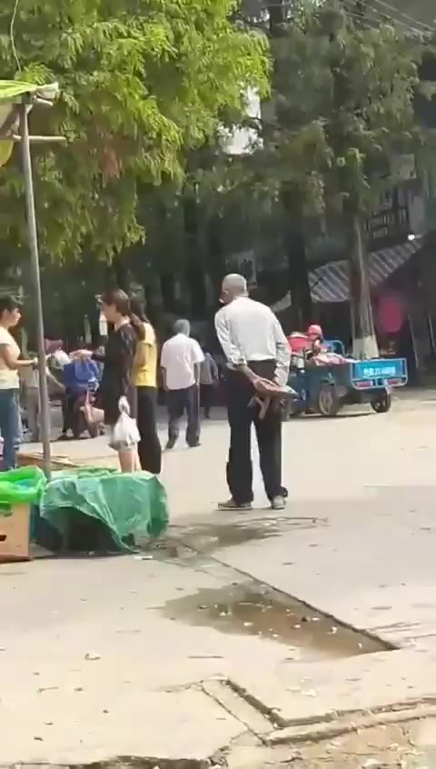 대놓고 길에서 성추행하는 짱개 영감