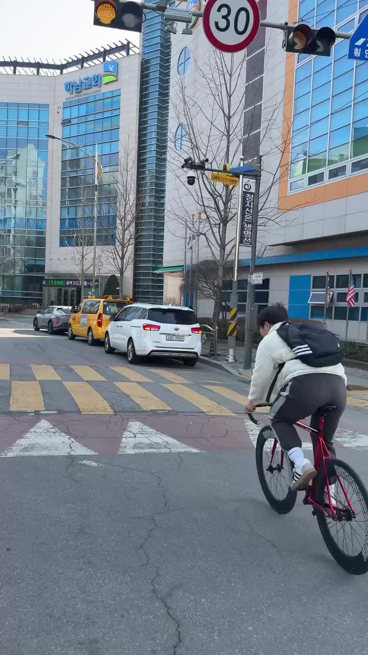 철없는 10대 학생 자라니