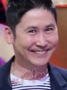 씨익