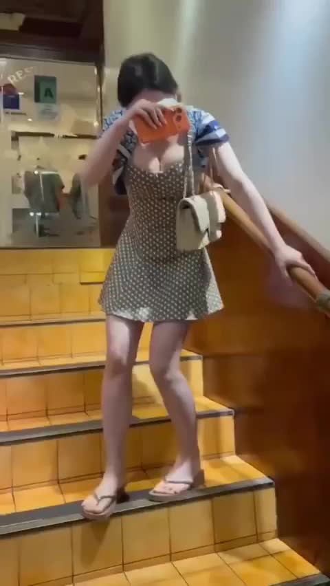 다리풀린 여자 다리 후들 후덜 계단 힘겨워하는 그녀
